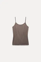 Camiseta ajustada color marrón, confeccionada en tejido con mezcla de poliamida, con escote redondo y tirantes finos.