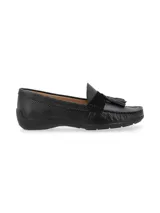 Mocasín negro de cuero con textura reptil, adorno de nobuck y borlas.