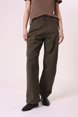 Pantalón de vestir ancho color verde militar, con pinzas frontales y tiro alto.