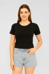 Top cropped negro de algodón, ajustado al cuerpo y con cuello redondo.
