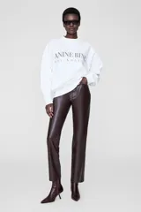 Sudadera blanca de estilo deportivo confeccionada en tejido de punto de peso medio con forro polar. Presenta logotipo impreso en el frente, detalles acanalados y ajuste en la cintura.