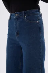 Pantalón de jean negro, de corte ancho y tiro alto.