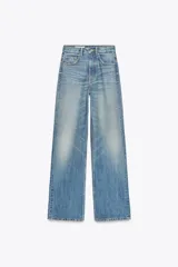 Pantalón de jean azul oscuro, de tiro alto, corte wide leg y largo hasta el tobillo.