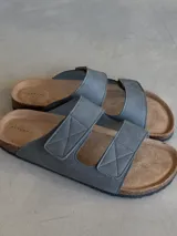 Sandalias grises con doble tira con ajuste de velcro y plantilla de corcho.