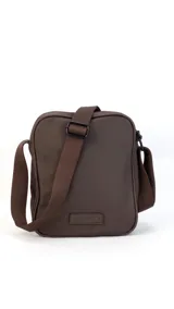 Bandolera negra de tela impermeable con correa ajustable, doble bolsillo frontal con cierre y dos bolsillos internos.