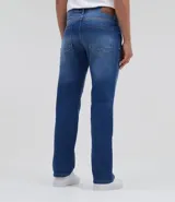 Pantalón de jean de corte recto color azul.