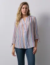 Blusa estampada con cuello a la base y escote en V. Manga 3/4 con lazo.