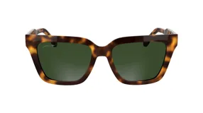 Lentes de sol Lacoste modelo 6063, color carey, con montura cuadrada de acetato y lentes verdes. Logo de Lacoste en el lateral de la patilla.