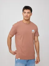 Remera color ladrillo de manga corta con cuello redondo y logo de la marca estampado en el frente.