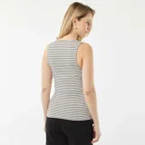 Camiseta sin mangas de lactancia a rayas horizontales blancas y negras, con escote cruzado.