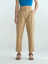 Pantalón de vestir color beige, de corte recto, con pinzas delanteras, bolsillos laterales y cinturón con hebilla forrada.