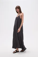 Vestido largo de lyocell, color gris oscuro con efecto lavado, de corte holgado y tirantes finos. Presenta costuras diagonales que crean paneles en la tela.