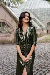 Vestido verde metalizado con escote en V pronunciado, mangas 3/4 y drapeado frontal con nudo.