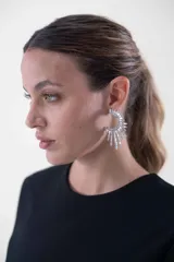 Top corto negro de mangas 3/4 con detalle de flecos de strass en el ruedo.