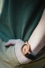 Reloj de pulsera con caja de madera de sándalo rojo y malla de madera de chacate preto.