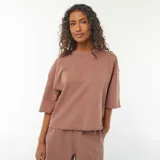 Camiseta color marrón con corte holgado, mangas cortas y cuello redondo.