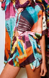 Short con estampado multicolor, talle único con elástico en la cintura y corte amplio. Estampa exclusiva The Farra en colaboración con @hola.marte.