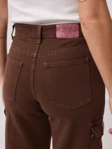 Pantalón jean cargo color marrón óxido, de corte recto y cintura alta, con bolsillos laterales y traseros.