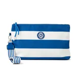 Sobre de poliéster con diseño a rayas horizontales azules y blancas. Tiene cierre superior, asa fija y herrajes plateados. Interior forrado en tela de algodón y poliéster con un bolsillo con cierre y dos abiertos.