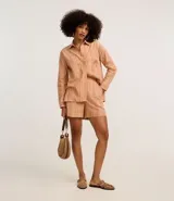 Short de algodón a rayas verticales color naranja con hilo metalizado, de cintura alta y corte recto.