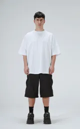 Remera blanca de corte holgado y mangas cortas.