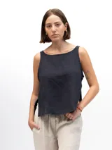 Musculosa azul marino de lino con escote redondo y laterales abiertos unidos por tres lazos cosidos.