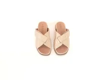 Sandalias bajas color vainilla, con tiras cruzadas y suela anatómica de poliuretano.