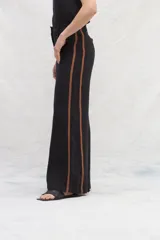 Pantalón de lino azul con corte jeanero, bolsillos plaque en la trasera y cintas laterales a contratono.