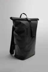 Mochila negra de tejido técnico con compartimento principal con cierre de hebilla de liberación rápida, bolsillo termosellado frontal con cremallera, asa de mano y dos asas de hombro ajustables.