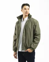 Campera verde oliva de microfibra con cuello alto, cierre frontal y bolsillos laterales.