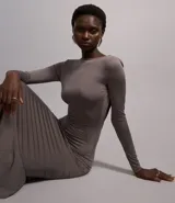 Vestido midi marrón de poliéster y elastano, con cuello redondo, mangas largas, espalda descubierta, fruncido en la parte baja de la espalda y abertura en la falda.