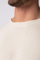 Musculosa oversize color crudo, tejida en lino con textura marcada y terminaciones deshilachadas.