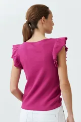 Top de punto canalé color fucsia, con escote redondo y mangas cortas con volados.