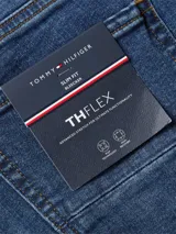 Pantalón de jean azul de corte recto, con efecto desgastado y diseño de cinco bolsillos.