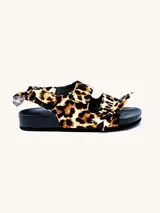 Sandalia con suela de EVA y parte superior de estampado animal print en tonos marrón y negro.