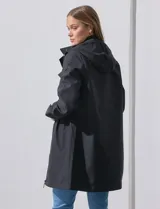 Gabardina impermeable negra, marca Weatherproof, con cierre central oculto y botones a presión. Tiene bolsillos delanteros con cierre, capucha no desmontable y forro interno de abrigo desmontable.