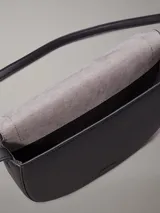 Cartera cruzada de piel sintética negra con monograma de Calvin Klein, con solapa y cierre magnético.