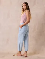 Pantalón blanco liso marca Dash, con pretina trasera elastizada y bolsillos delanteros y traseros. Corte cropped.