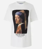 Remera de algodón color blanco, con cuello redondo y mangas cortas. Estampa frontal con la pintura "La joven de la perla" de Johannes Vermeer.