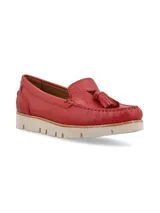 Mocasín de cuero graneado color rojo, con flecos y suela de EVA ultraliviana.