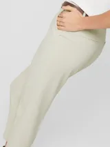 Pantalón de vestir Only color crema, de corte recto y tiro medio.