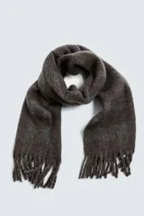 Bufanda rectangular con estampado de cuadros en tonos grises y negros, con acabado cepillado y flecos en los extremos.