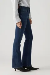 Pantalón de jean azul oscuro, de corte bootcut y tiro alto.