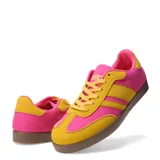 Zapatillas deportivas bajas con estampado animal print de leopardo, detalles en negro y suela marrón.