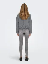 Campera corta acolchada color gris, con cuello alto, cierre frontal con cremallera y bolsillos laterales.