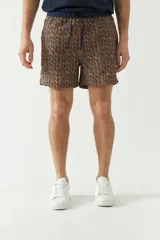 Short de baño estampado con cintura elástica ajustable con cordón, dos bolsillos laterales y uno trasero. Confeccionado en tela ligera de secado rápido y logo bordado.