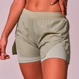 Short deportivo de mujer color verde, con cintura elástica y calza interior ajustada.