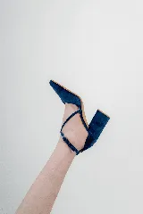 Zapato de gamuza azul marino con escote en V, tiras cruzadas diagonales y taco cuadrado de 8cm.