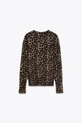 Jersey de punto color marrón con estampado de leopardo, cuello redondo y manga larga.