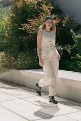 Pantalón de corte recto, color beige con rayas verticales finas.